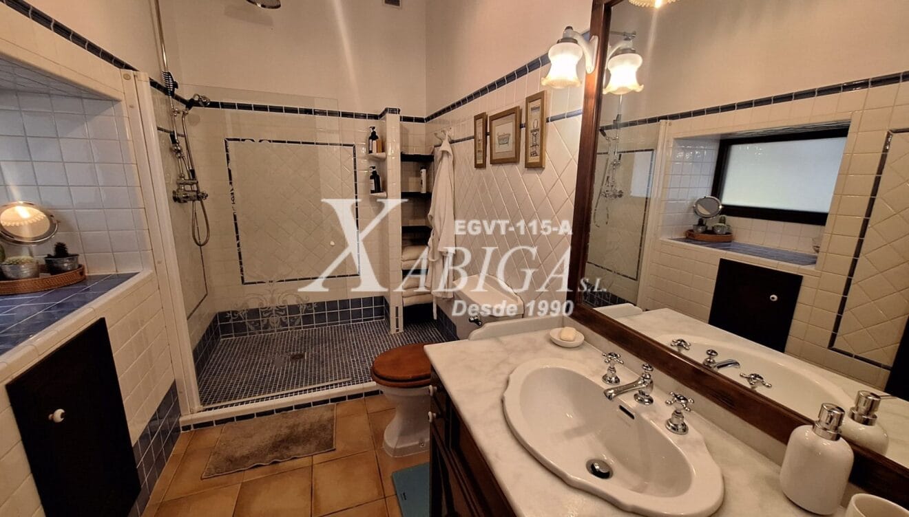 Segundo baño completo funcional y bien distribuido