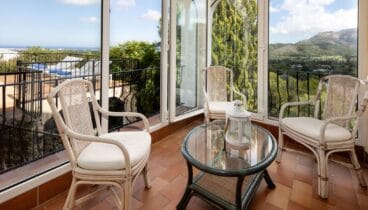 Terraza acristalada con acceso directo desde el salón