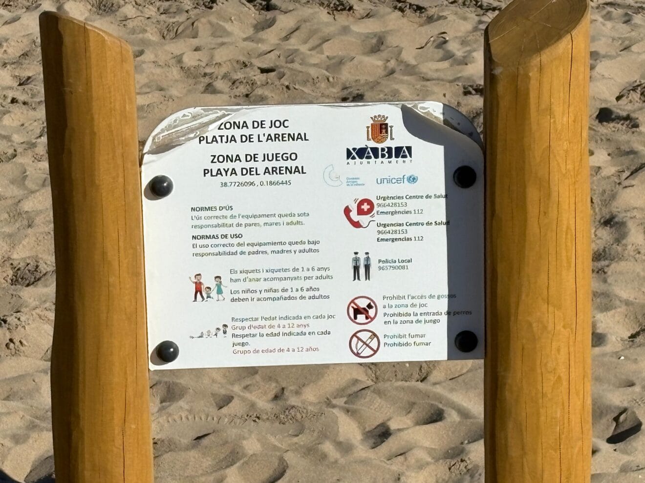 Vandalismo en el mobiliario público infantil en la playa del Arenal