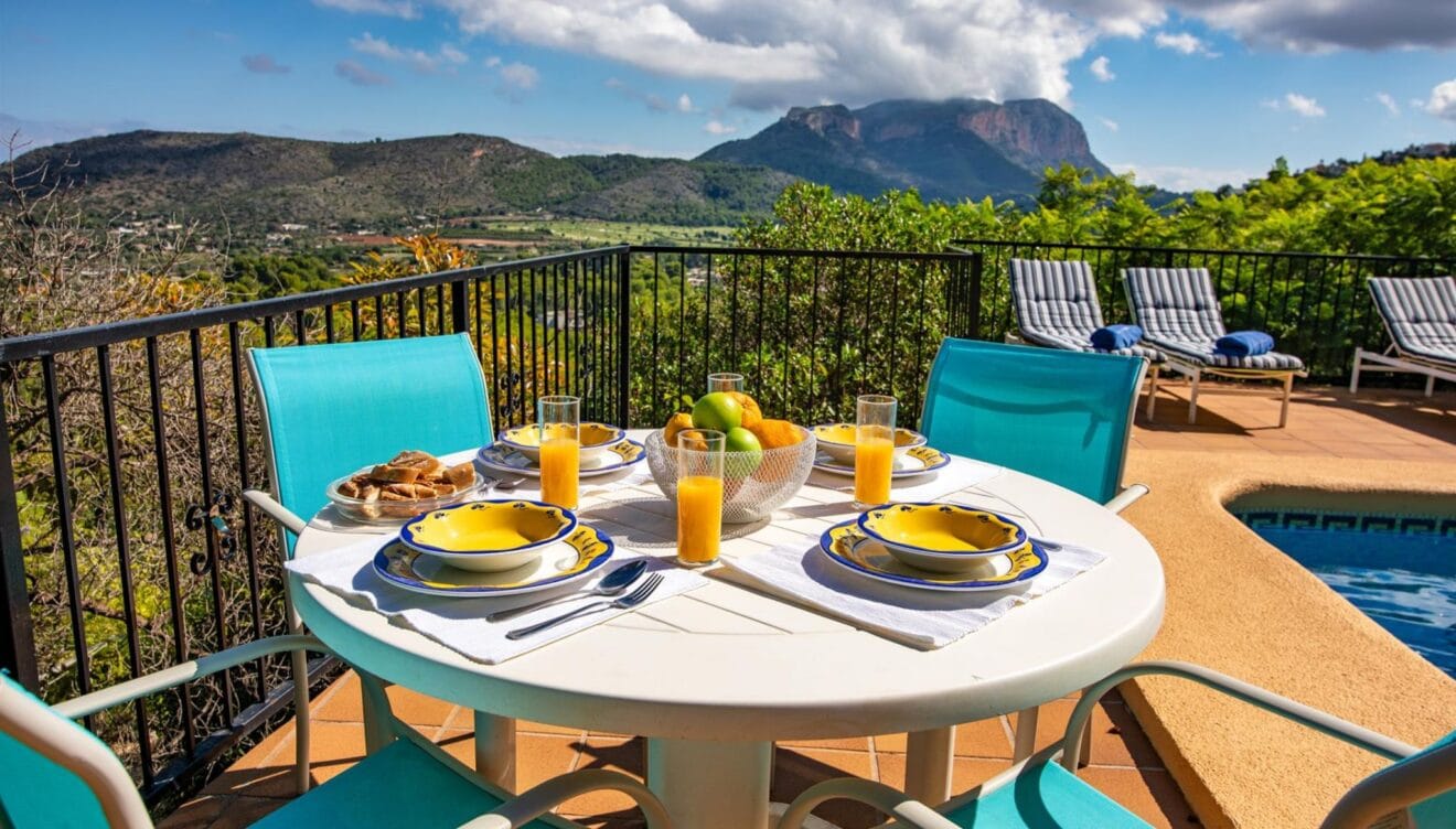 Zona de comedor exterior perfecta para cenas al aire libre