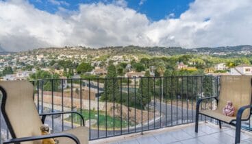 Balcón exterior con espacio para mesa y sillas en Jávea Terramar Costa Blanca