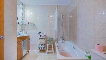 Baño completo con acabados funcionales en Jávea Terramar Costa Blanca