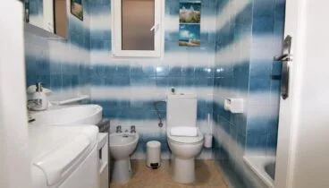 Baño completo con bañera pequeña