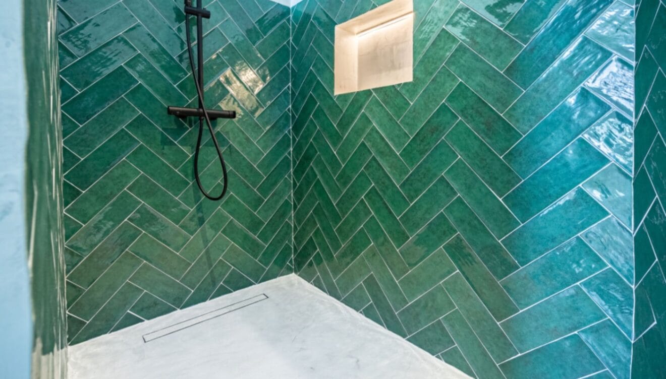 Baño completo con detalles en mármol y buena iluminación