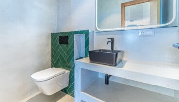 Baño con diseño moderno y ventilación natural