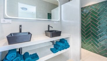 Baño en suite con acabados de alta calidad