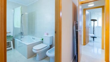 Baño práctico y bien cuidado en apartamento del Puerto de Jávea Terramar Costa Blanca