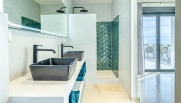 Baño principal con ducha moderna y luz natural