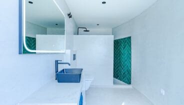 Baño renovado con diseño contemporáneo
