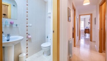 Baño secundario cómodo y funcional en vivienda de Jávea Terramar Costa Blanca