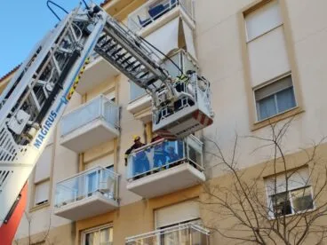 Bomberos revisa la barandilla de una vivienda