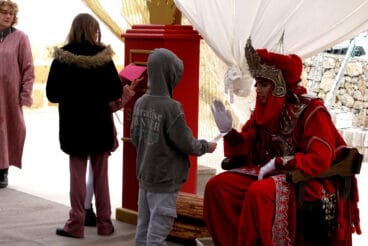 Un niño visita a los Pajes en el Campamento real Xàbia 2026