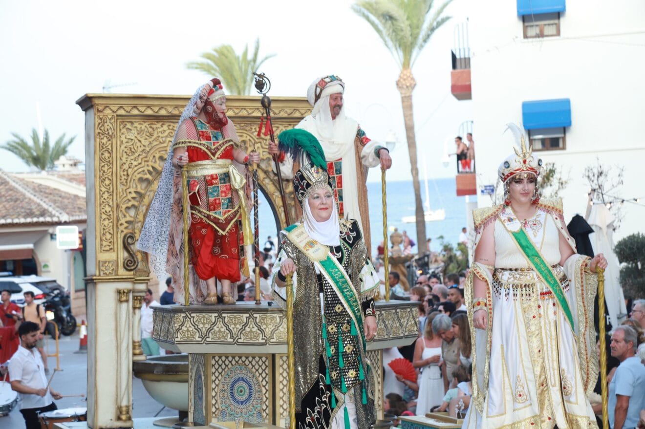 Carroza con los cargos de la Filà Schaitans durante su historia