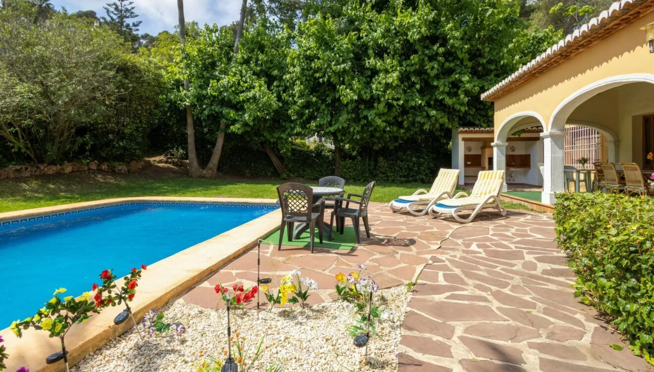 Casa con amplias zonas al aire libre y fácil acceso a servicios