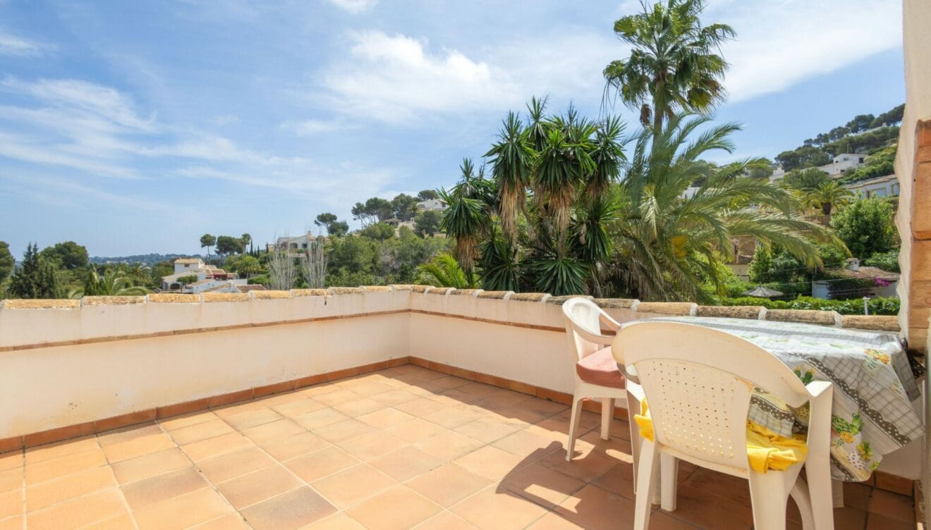 Casa con exteriores preparados para reuniones familiares y amigos