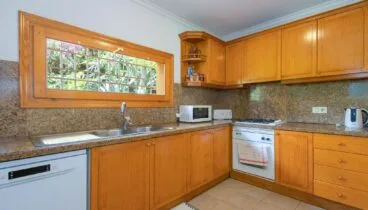 Casa con garaje interno y espacios funcionales en la Costa Blanca