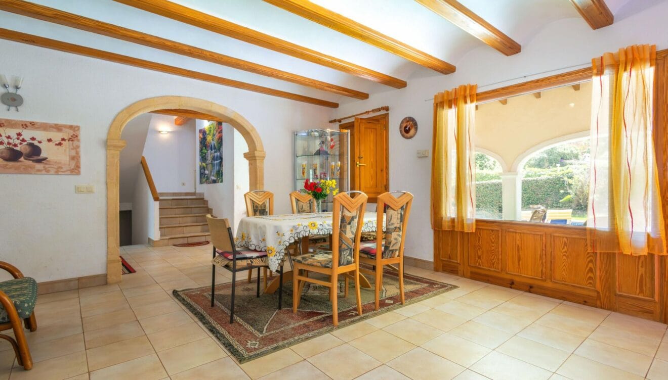 Chalet con interiores bien distribuidos y calefacción central