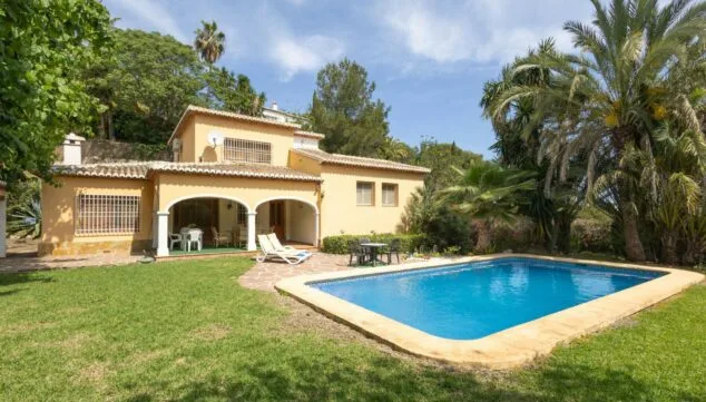 Imagen: Chalet en venta en El Tosalet con piscina privada y jardín en la Costa Blanca
