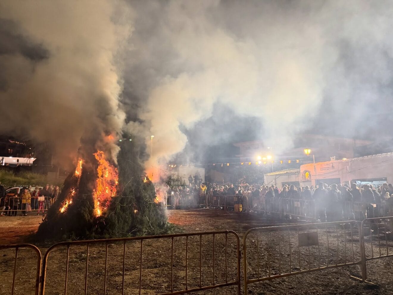 Cientos de vecinos acuden a la Cremà del Pi