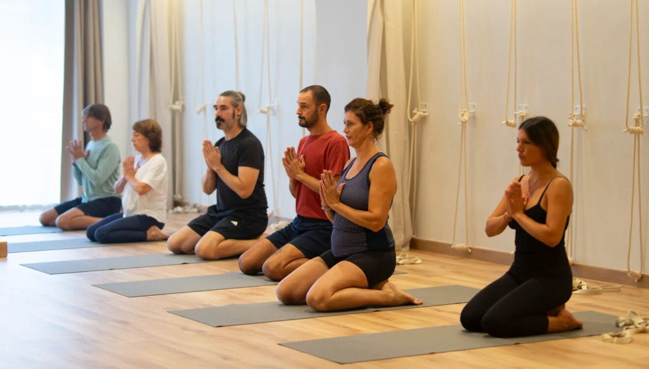 Classes grupals i individuals de ioga a Xàbia en entorn professional