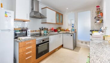 Cocina abierta totalmente equipada en apartamento de Jávea Terramar Costa Blanca
