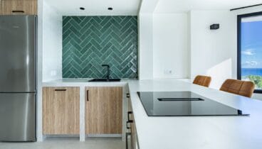 Cocina amplia y luminosa con vistas al mar