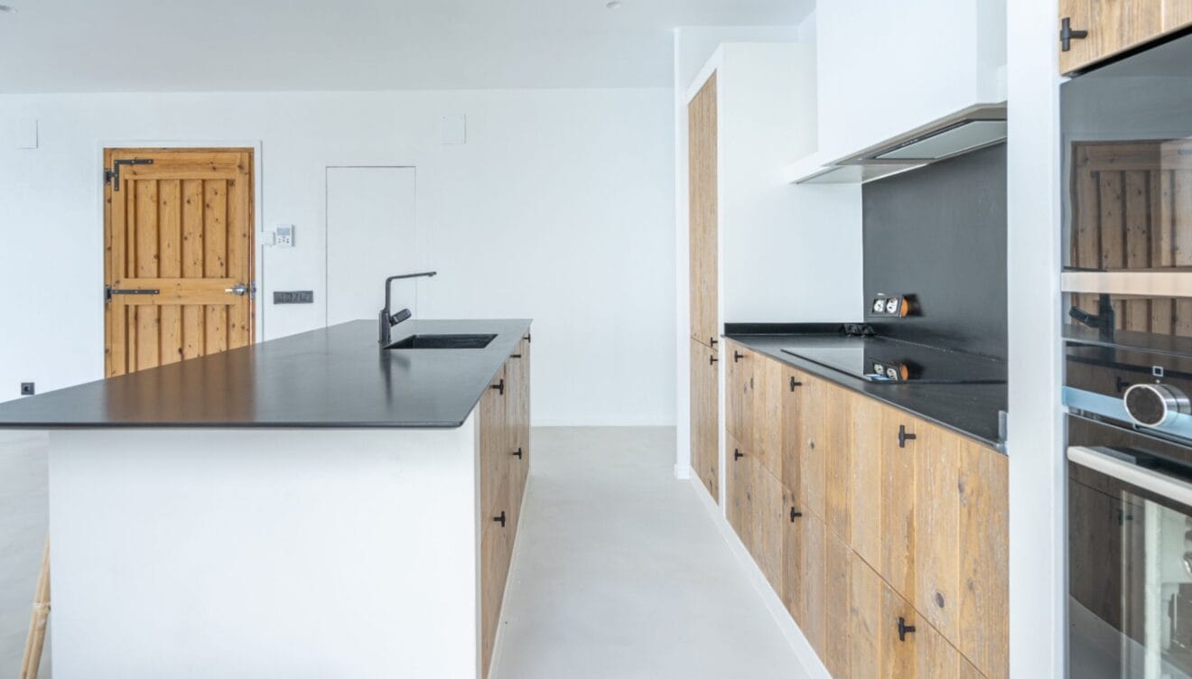 Cocina funcional de estilo contemporáneo con detalles cuidados