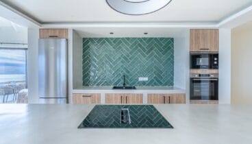 Cocina moderna con electrodomésticos de alta gama