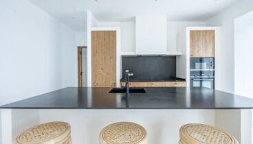 Cocina moderna con isla y distribución abierta