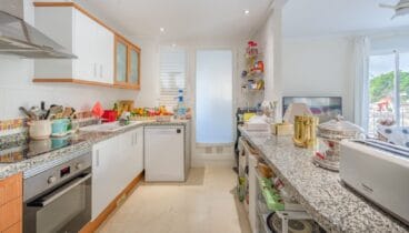Cocina moderna y práctica conectada al salón en Jávea Terramar Costa Blanca