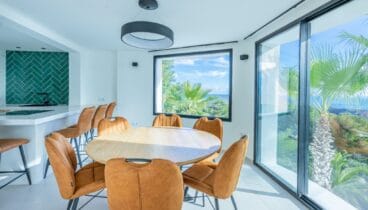 Comedor con luz natural y ambiente acogedor