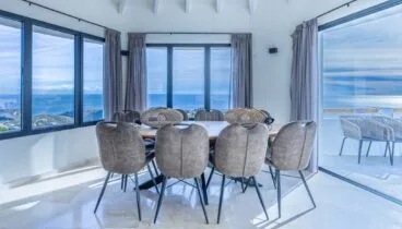Comedor elegante ideal para reuniones familiares y sociales