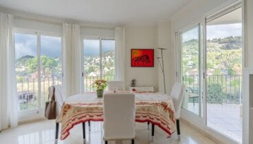 Comedor integrado en un espacio moderno y funcional en Jávea Terramar Costa Blanca