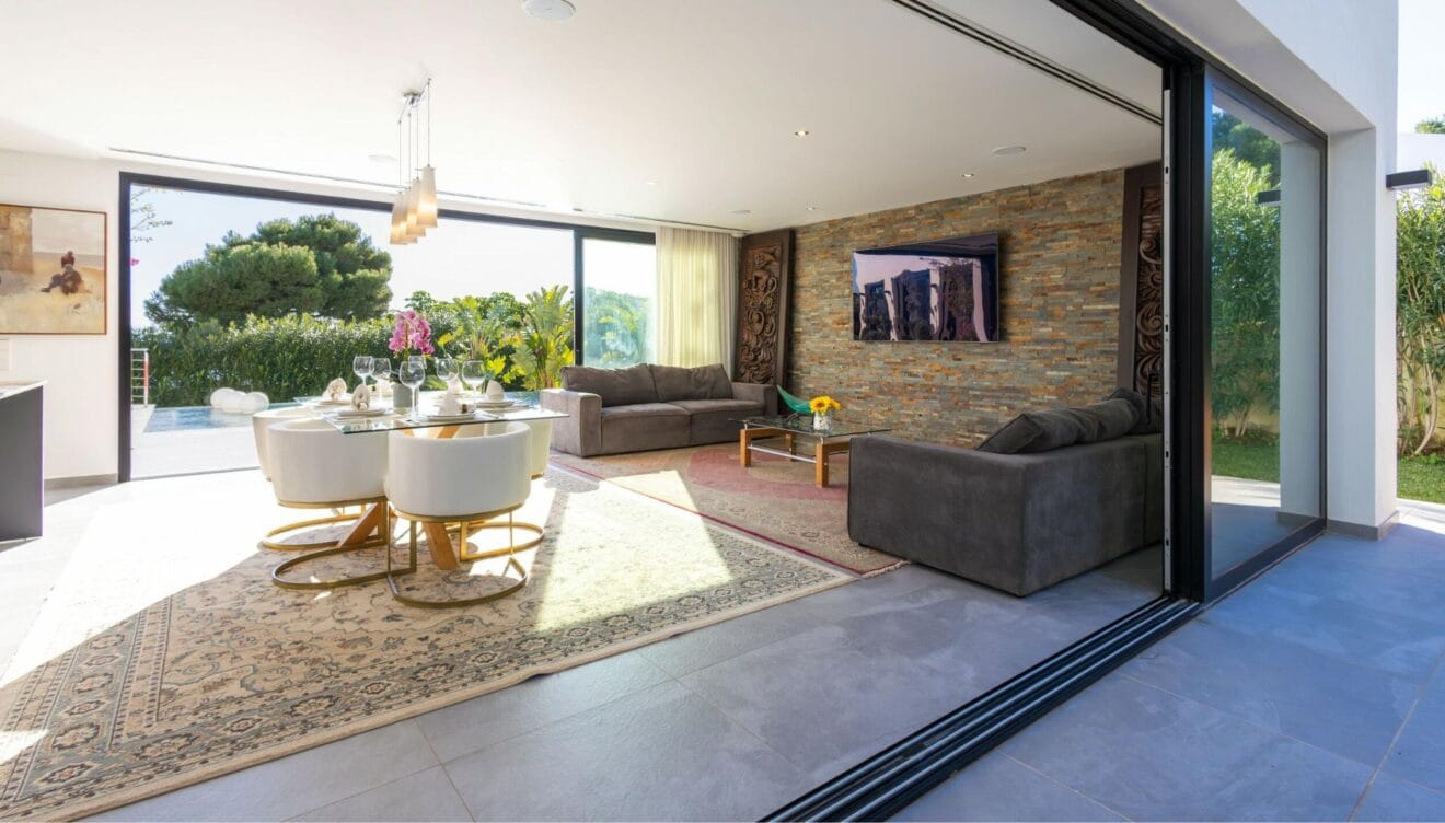 Concepto abierto en salón comedor con vistas exteriores