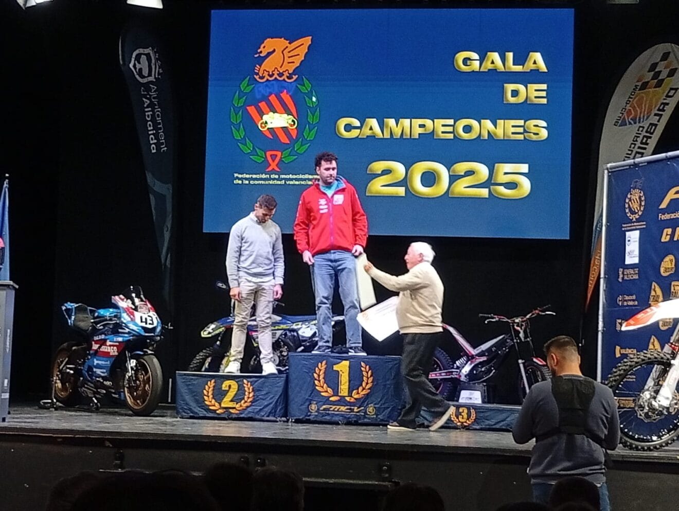 Cristóbal Cholbi en lo alto del podio