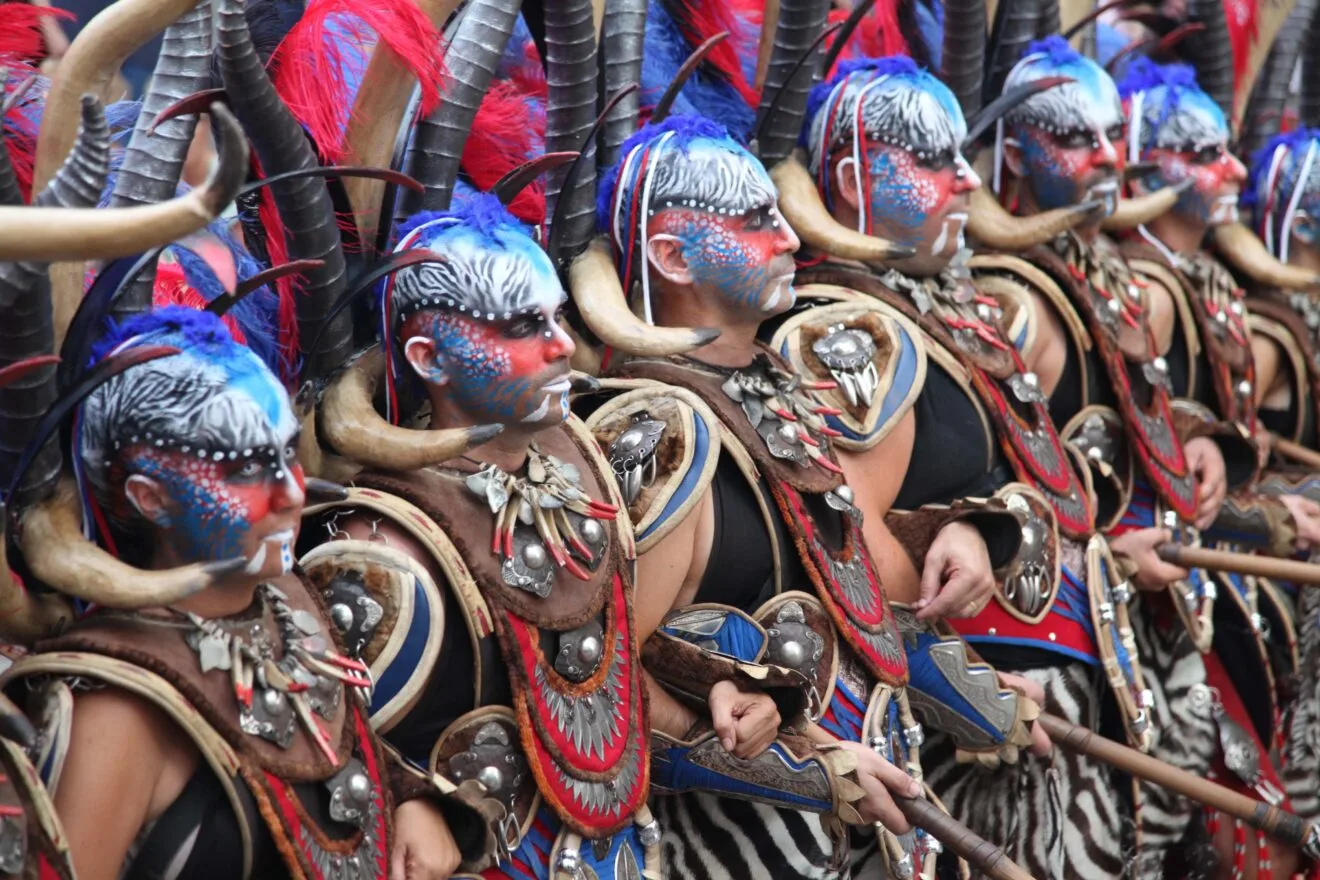 Una escuadra de la Filà Schaitans en el desfile de Gala de Moros y Cristianos de Xàbia 2023