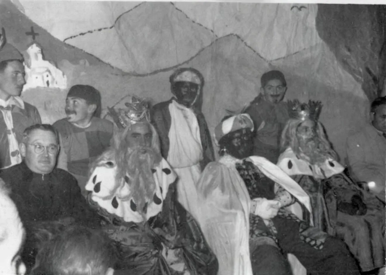 Don Mariano Peris junto a Melchor, Gaspar y Baltasar. Década de 1960. AMX
