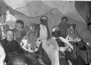 Don Mariano Peris junto a Melchor, Gaspar y Baltasar. Década de 1960. AMX