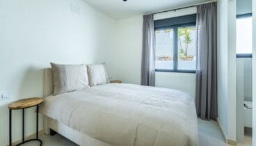 Dormitorio amplio con luz natural y diseño contemporáneo