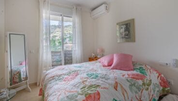 Dormitorio con buena luz natural y espacio de almacenaje en Jávea Terramar Costa Blanca