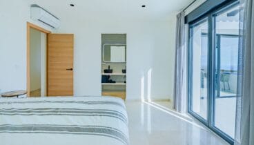 Dormitorio doble con armarios empotrados y acabados modernos