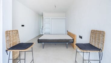 Dormitorio principal amplio y luminoso con diseño moderno