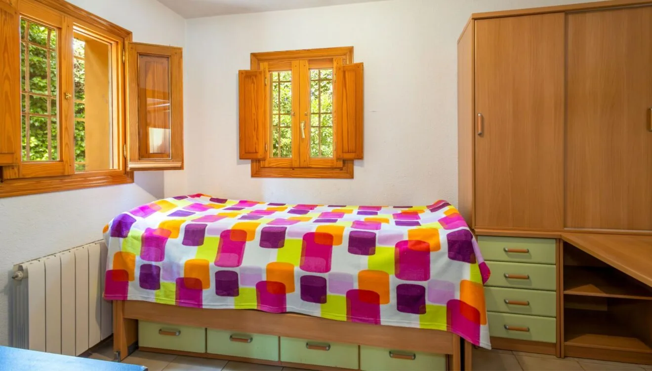 Dormitorios dobles y salón espacioso en vivienda en venta en Jávea