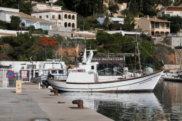 Imagen: Embarcación de pesca en el puerto de Xàbia