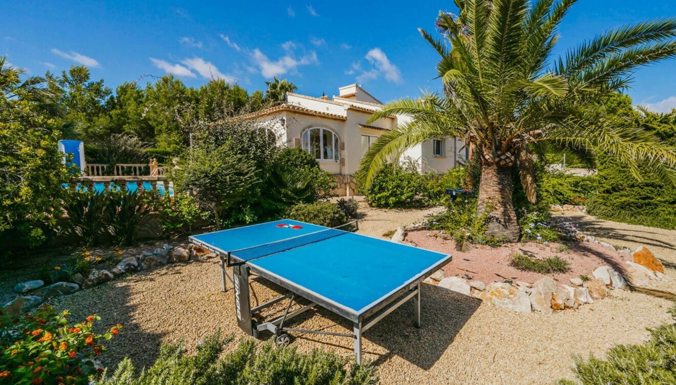 Entorno despejado con jardín piscina y vistas sin obstáculos