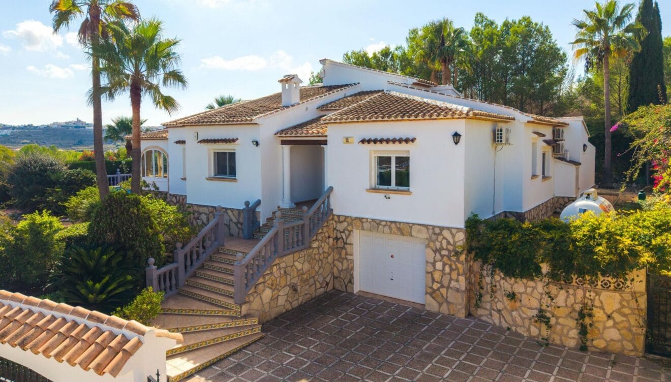 Espacio exterior completo con piscina privada y entorno natural