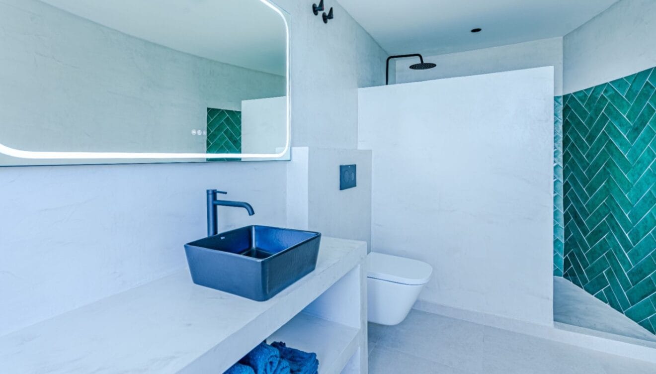Espacioso baño privado en zona de invitados