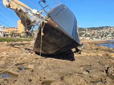 Velero encallado tras el temporal | Foto  Bruno Völk