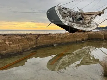 El velero encallado sobre las rocas del Primer Montañar