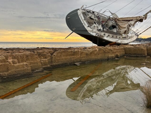 Imagen: El velero encallado sobre las rocas del Primer Montañar